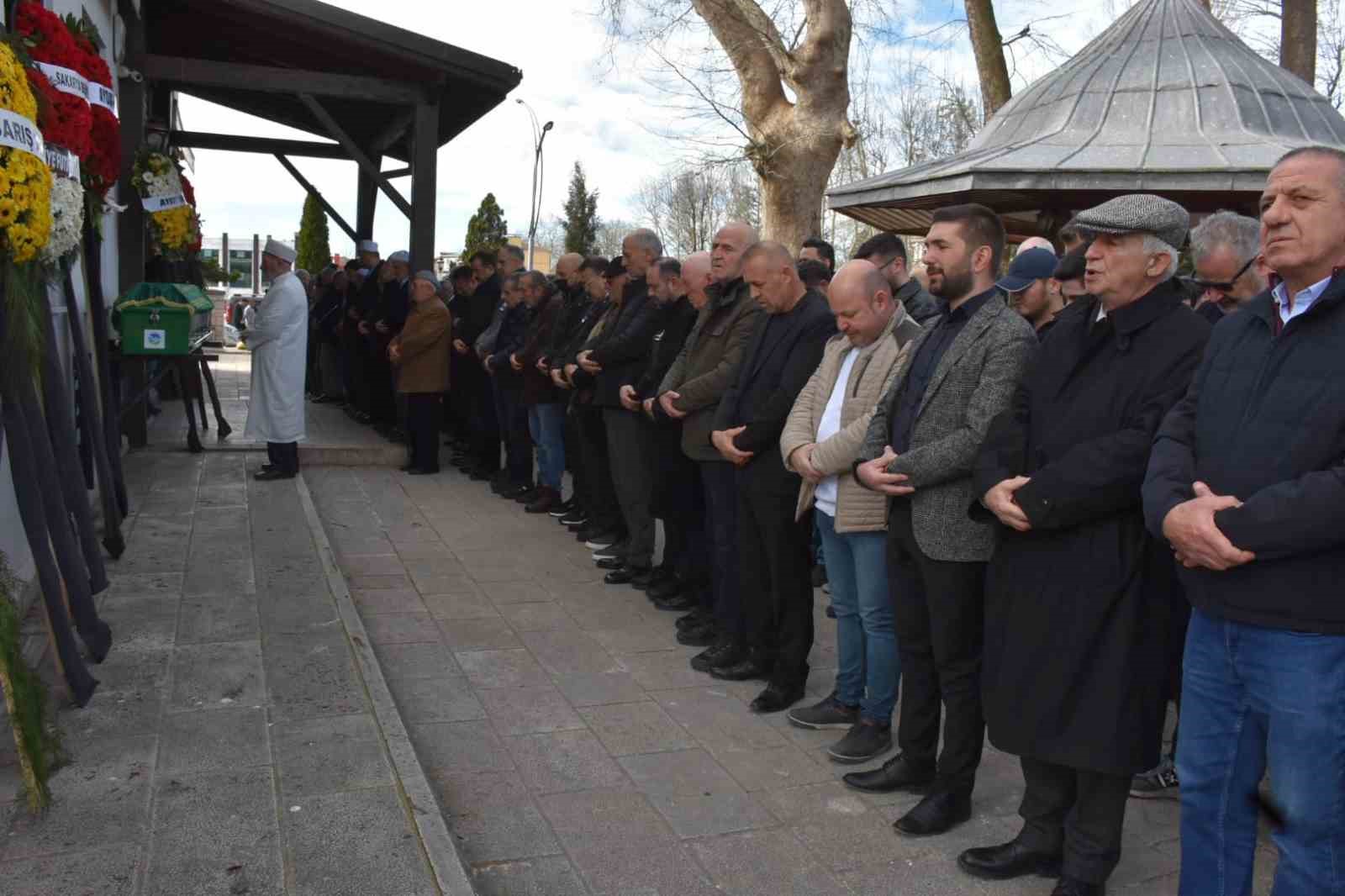 Eski milli futbolcu Tayfur Havut&ccedil;u&rsquo;nun vefat eden babası Sakarya&rsquo;da toprağa verildi

