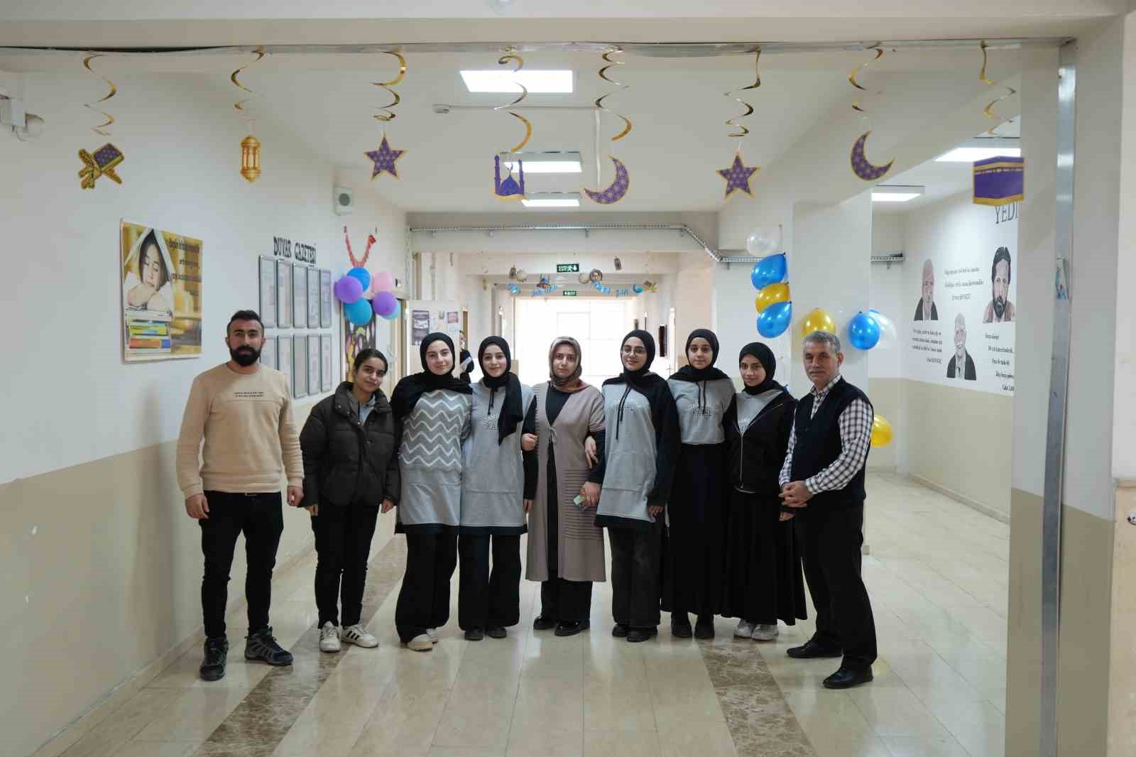 Muş&rsquo;ta &ouml;ğrencilerden Ramazan&rsquo;a &ouml;zel sınıf ve okul s&uuml;slemesi
