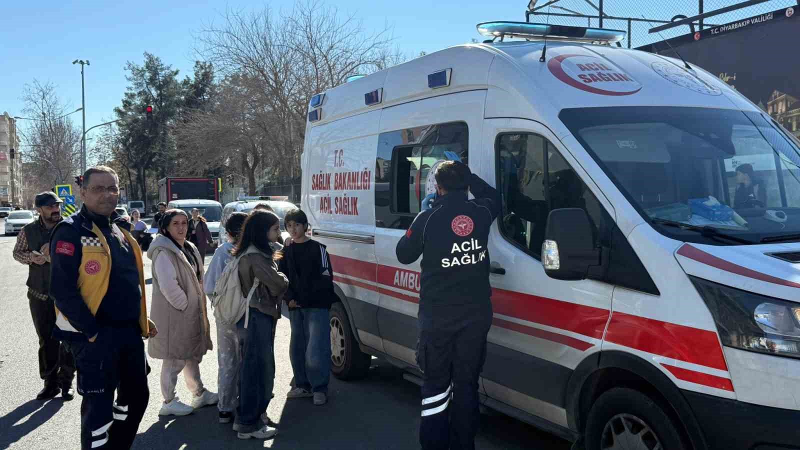 Diyarbakır&rsquo;da 18 &ouml;ğrenci cıva zehirlenmesi ş&uuml;phesiyle hastaneye kaldırıldı
