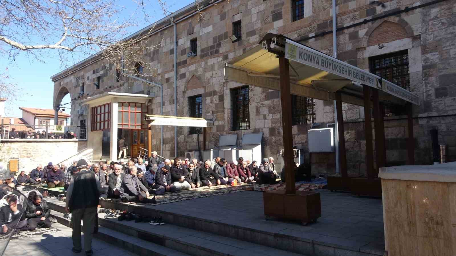 Konya&rsquo;da Ramazan ayının ilk Cuma namazında camiler doldu taştı
