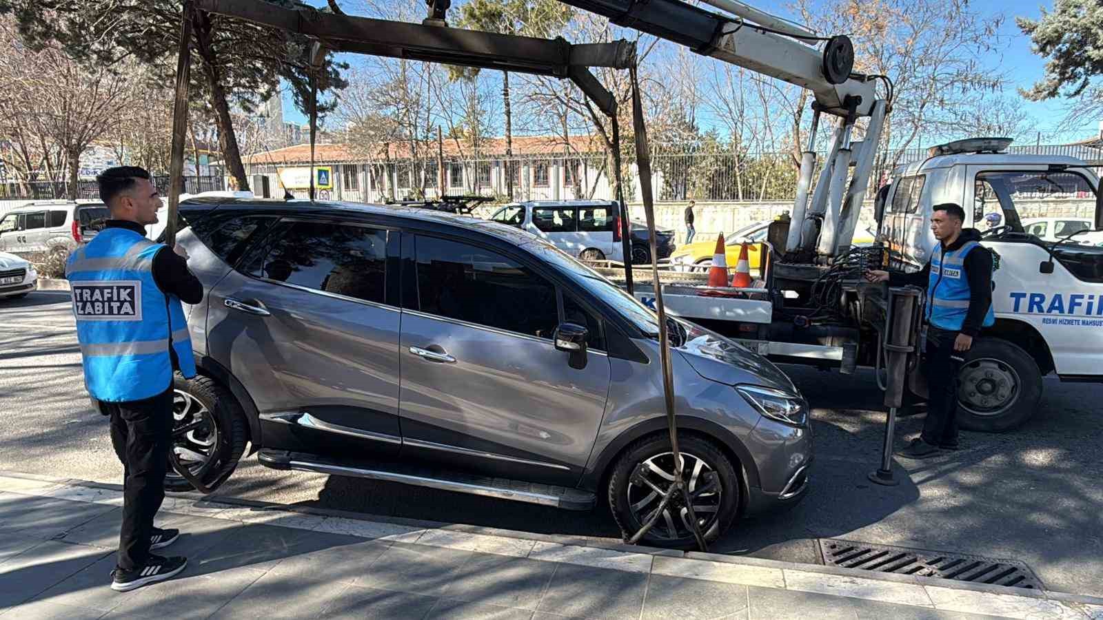 Diyarbakır&rsquo;da durak &ouml;nlerine park eden ara&ccedil;lar &ccedil;ekildi
