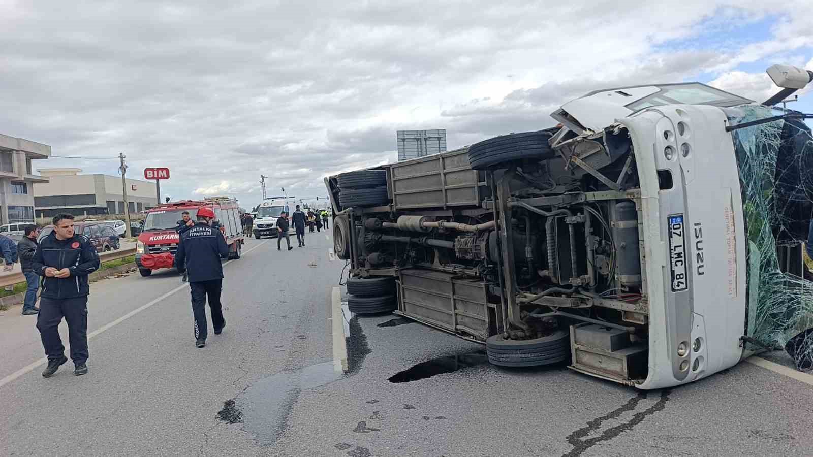 Hafif ticari aracın &ccedil;arptığı midib&uuml;s devrildi: 7 yaralı
