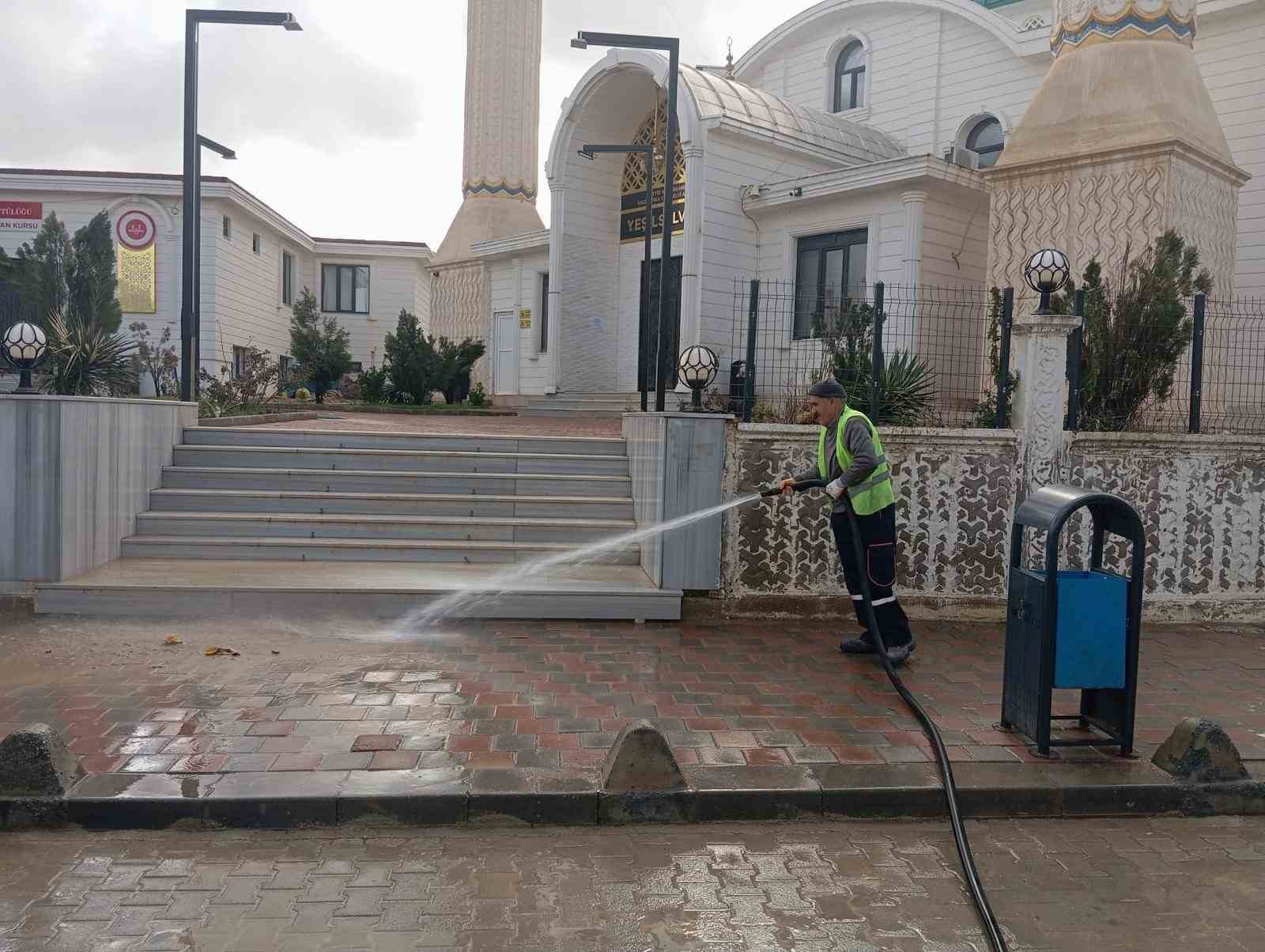 Siirt&rsquo;te kaldırım ve caddeler yıkanarak dezenfekte edildi
