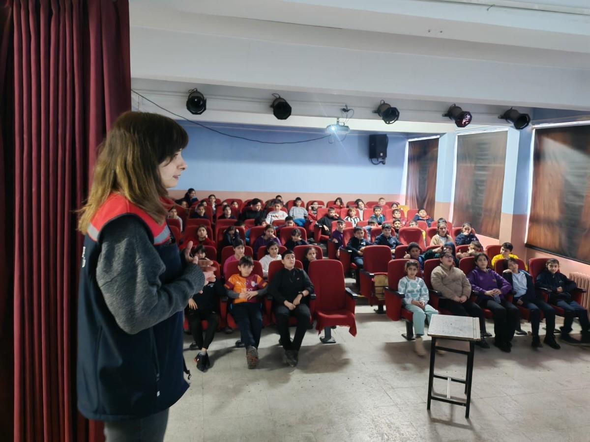 Kars&rsquo;ta ortaokul &ouml;ğrencilerine organik tarım eğitimi verildi
