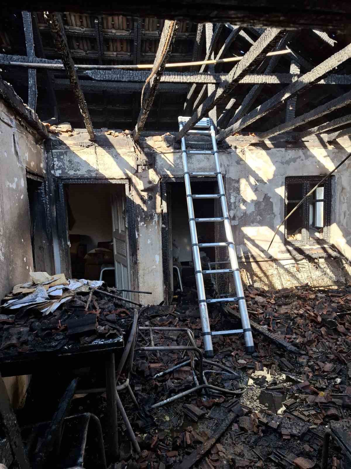 Bursa&rsquo;da yaşlı &ccedil;iftin evi alevlere teslim oldu
