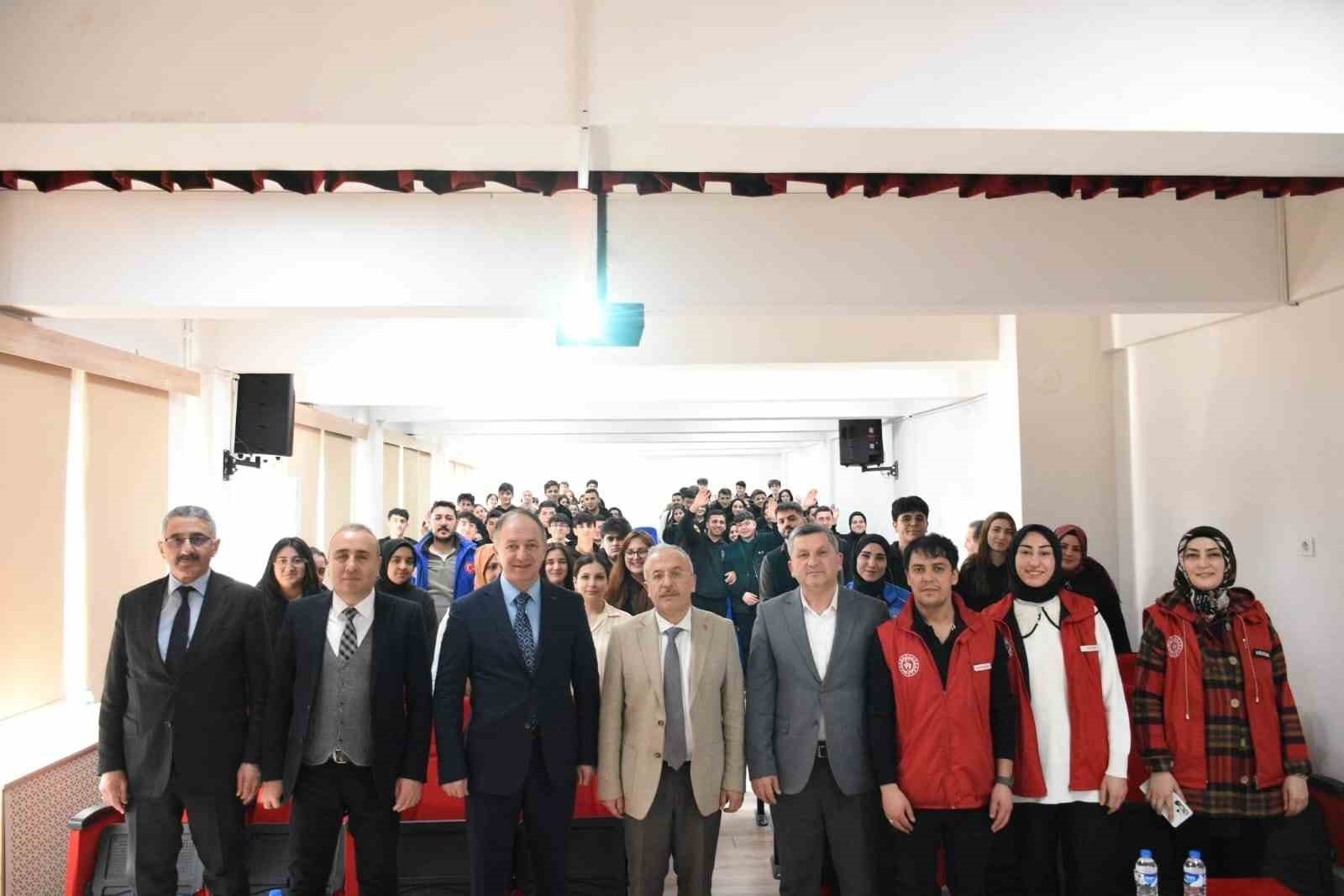 Çakmur; "Sizi başkanlarından ayıracak mutlak bir özelliğiniz olsun"