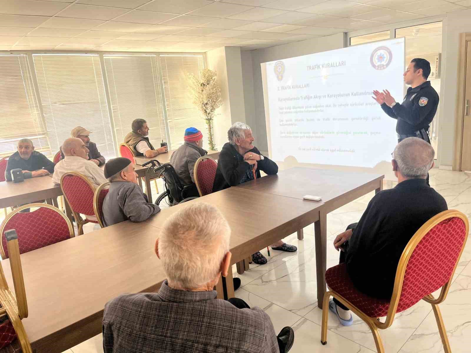 Kars&rsquo;ta yaşlılara trafik eğitimi verildi
