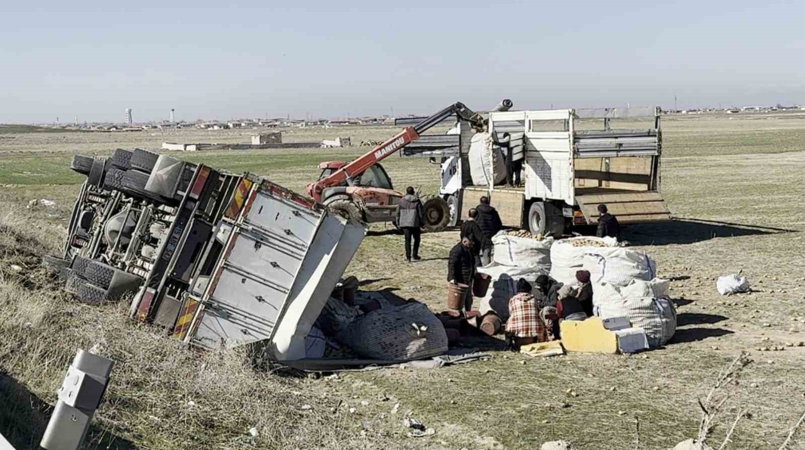 Aksaray&rsquo;da patates y&uuml;kl&uuml; kamyon şarampole devrildi: 1 yaralı
