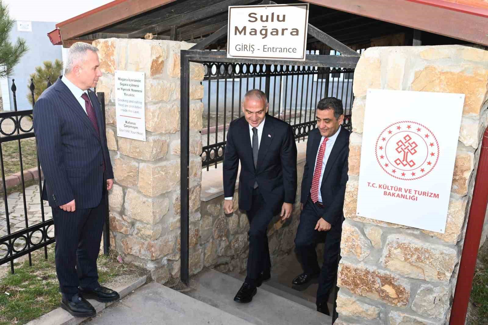 Bakan Ersoy, "Kralların Ressamı" Rahmi Pehlivanlı&rsquo;nın eserlerini inceledi
