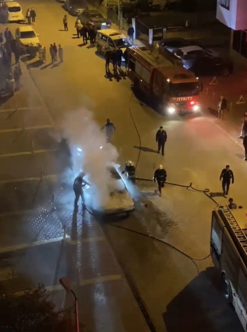 Park halindeki otomobil alev alev yandı