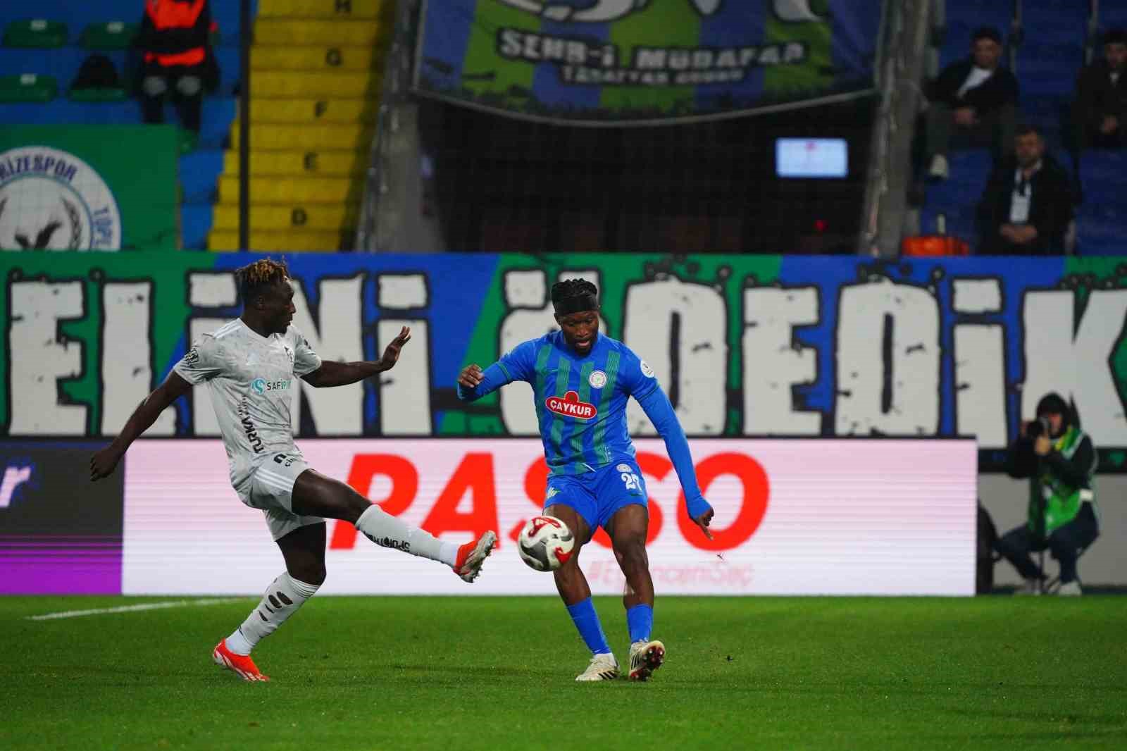 Trendyol S&uuml;per Lig: &Ccedil;aykur Rizespor: 1 - Kocaelispor: 0 (İlk yarı)
