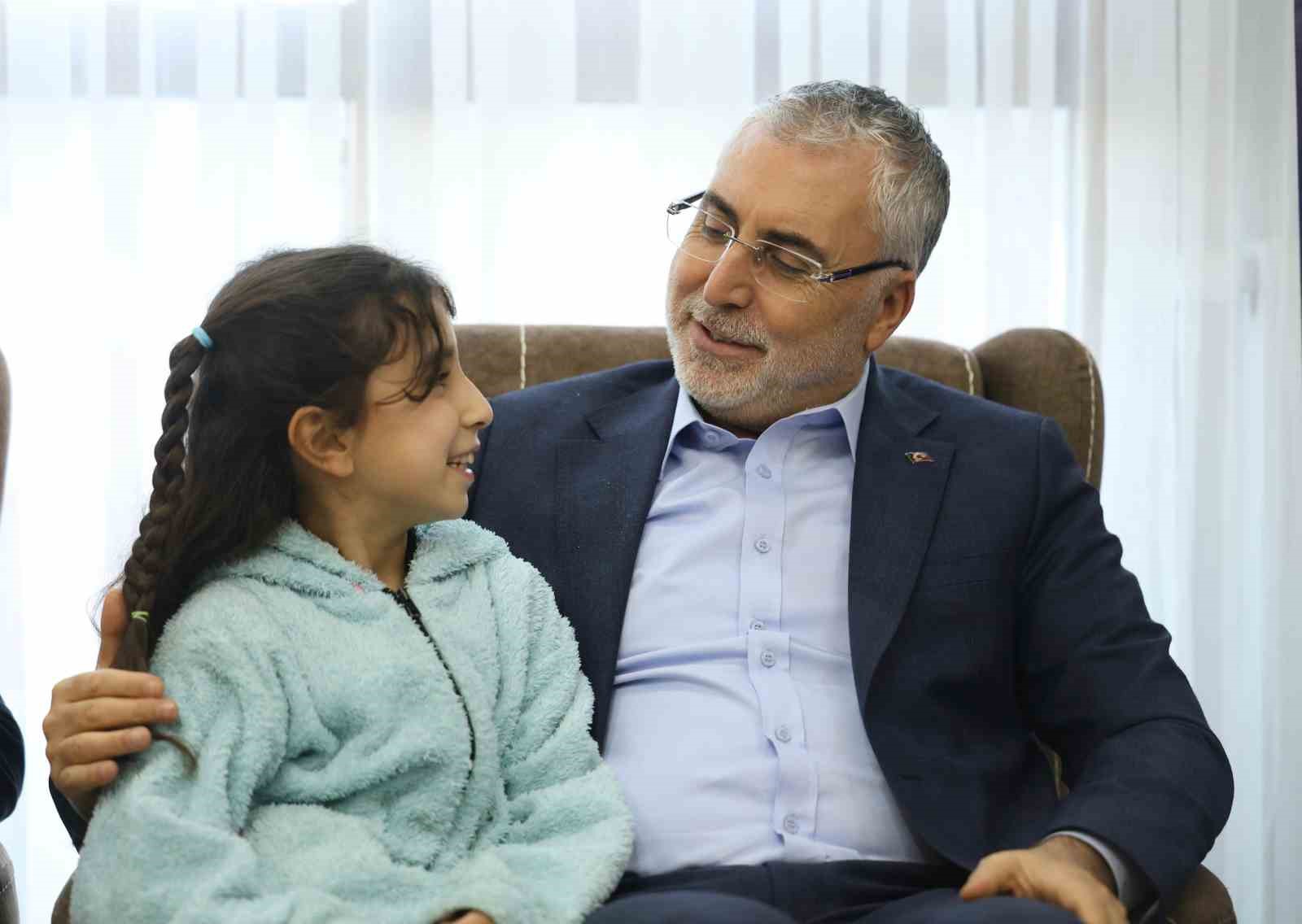 Bakan Işıkhan, evlerine kavuşan depremzede ailenin iftar sofrasına konuk oldu
