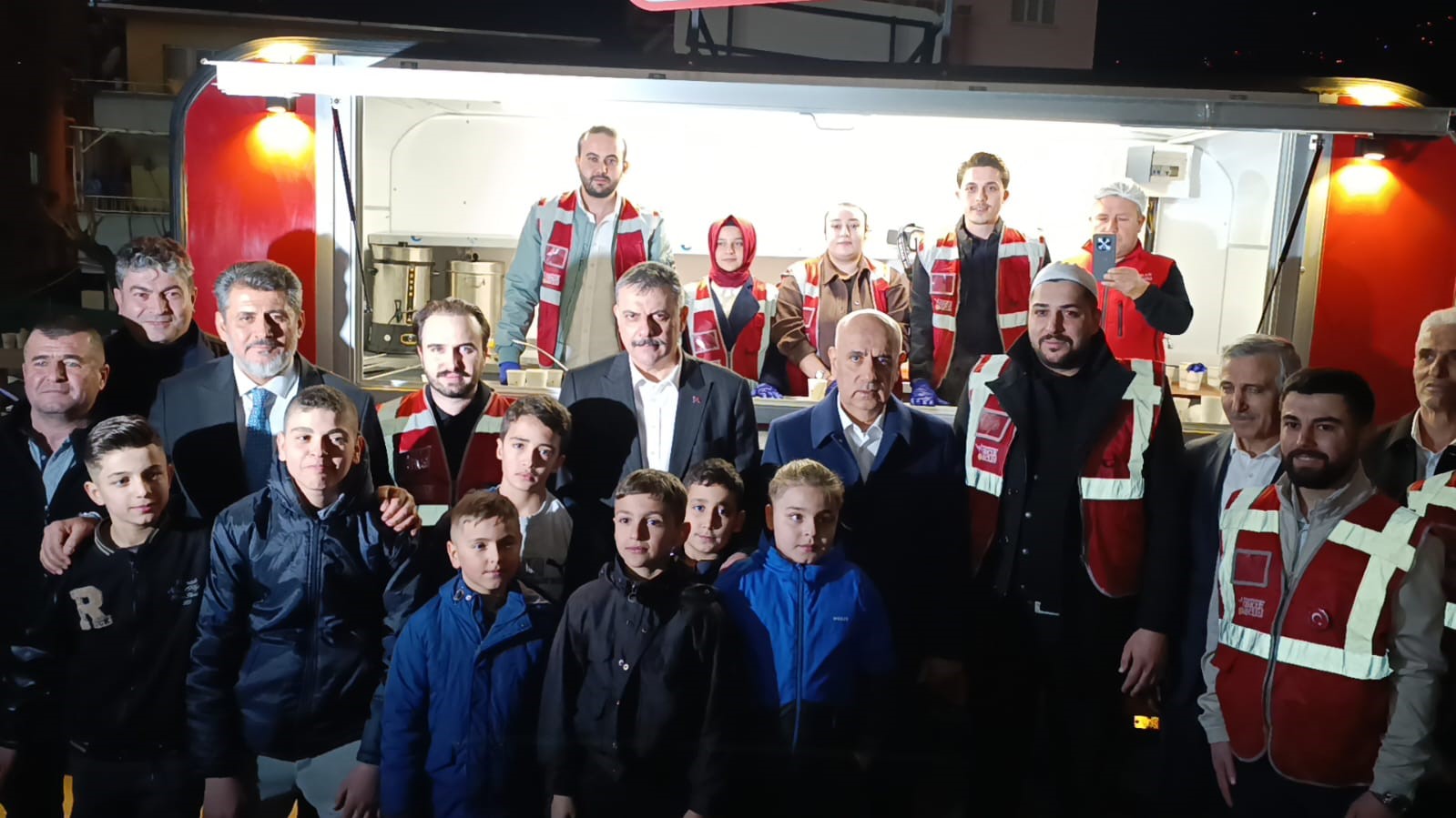 Bakan &Ccedil;ift&ccedil;i, teravih namazını Kahramanmaraş&rsquo;ta kıldı
