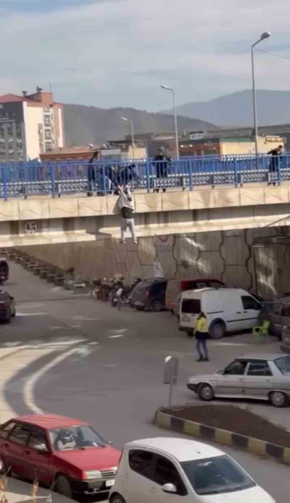 K&ouml;pr&uuml;de can pazarı: Tutunamayınca yere d&uuml;şt&uuml;
