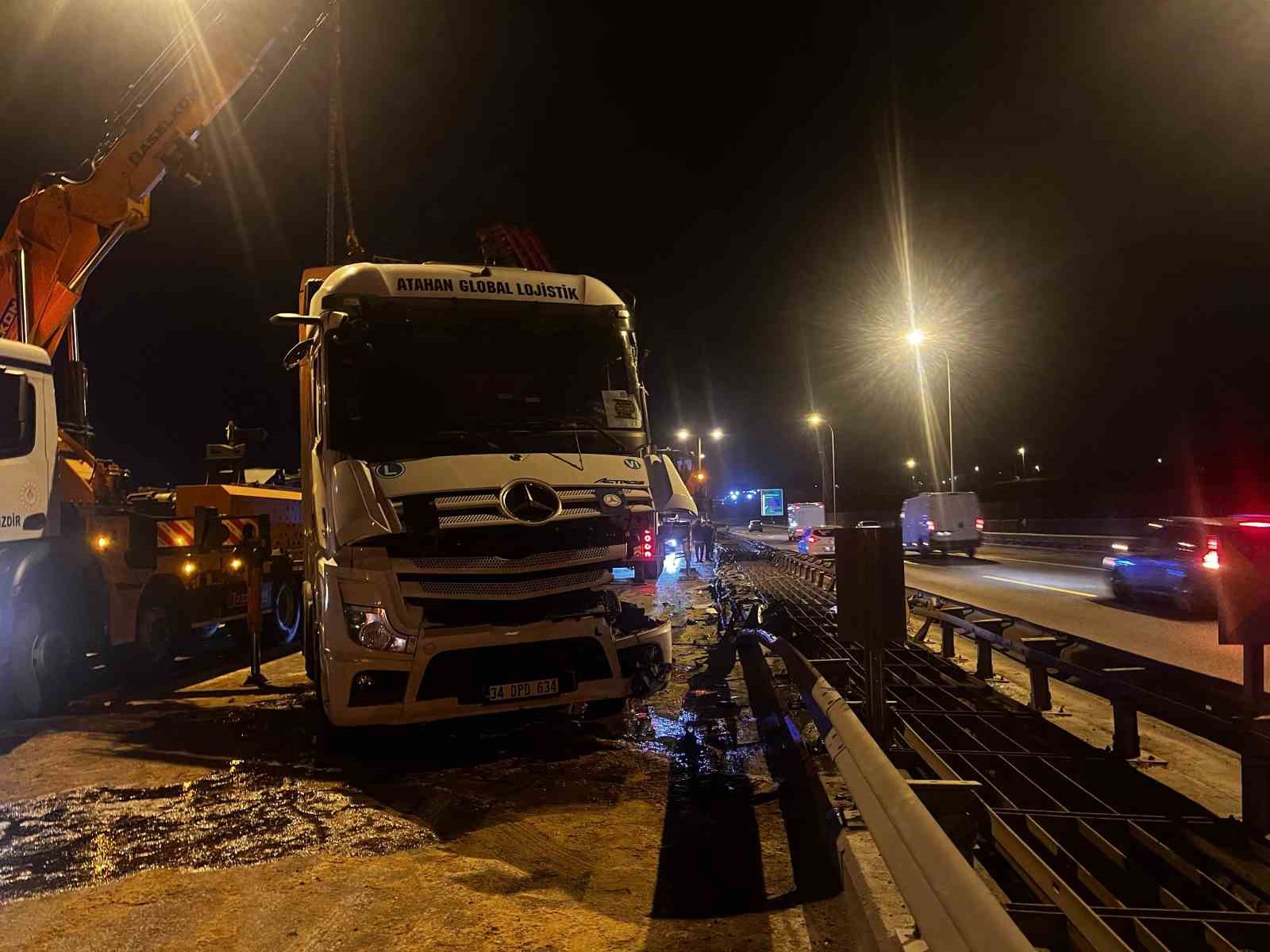 Büyükçekmece TEM Otoyolu’nda tır devrildi: 1 yaralı