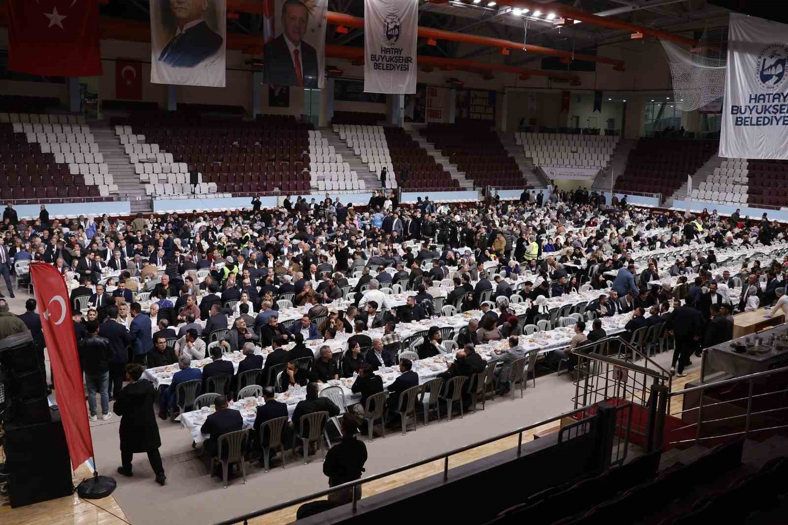 Hataylılar, Hatay Büyükşehir Belediyesi’nin iftar sofrasında buluştu