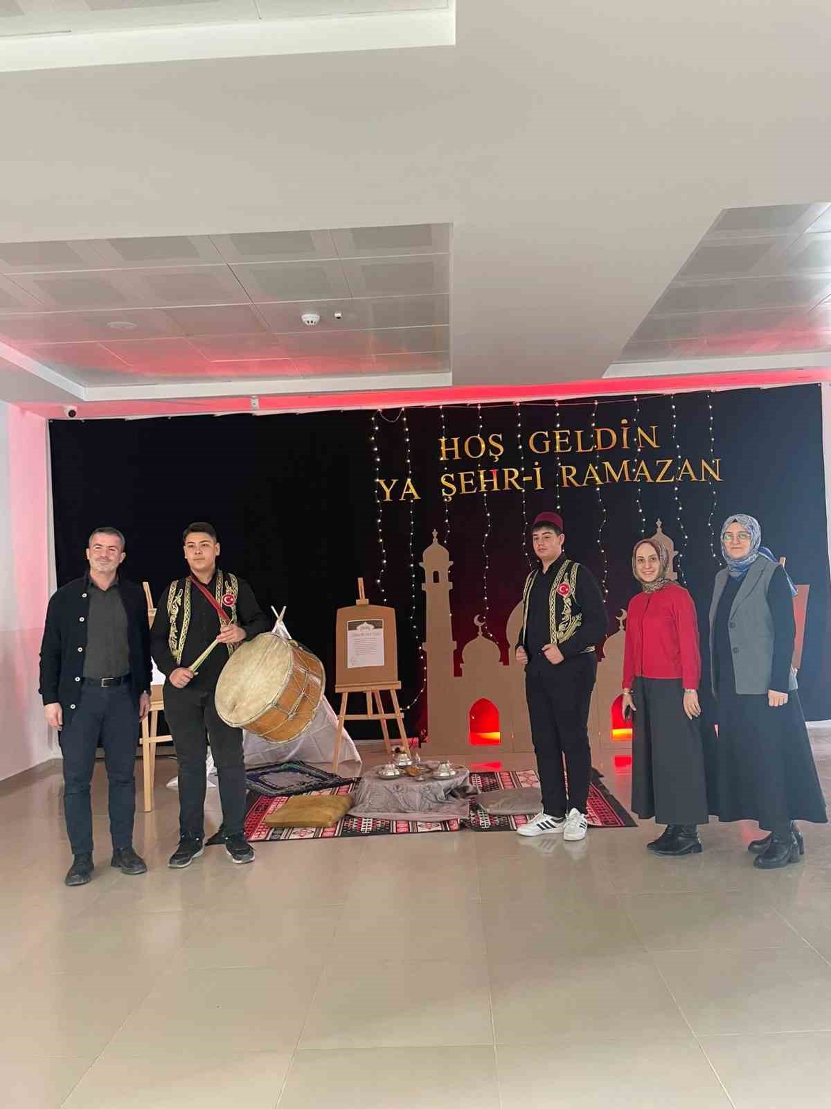 Davul ve mani geleneği lise &ouml;ğrencileri tarafından yaşatılıyor
