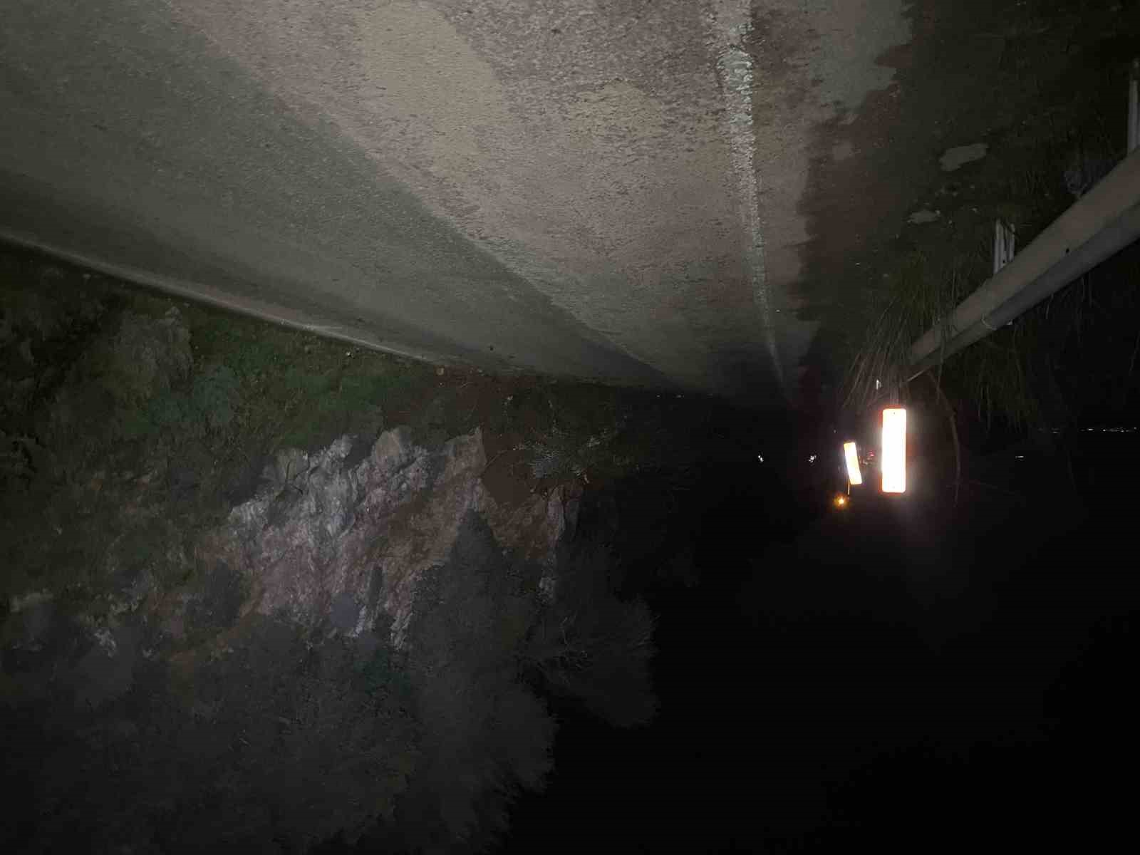 Bursa&rsquo;da heyelan: Mudanya-Kurşunlu yolu trafiğe kapandı
