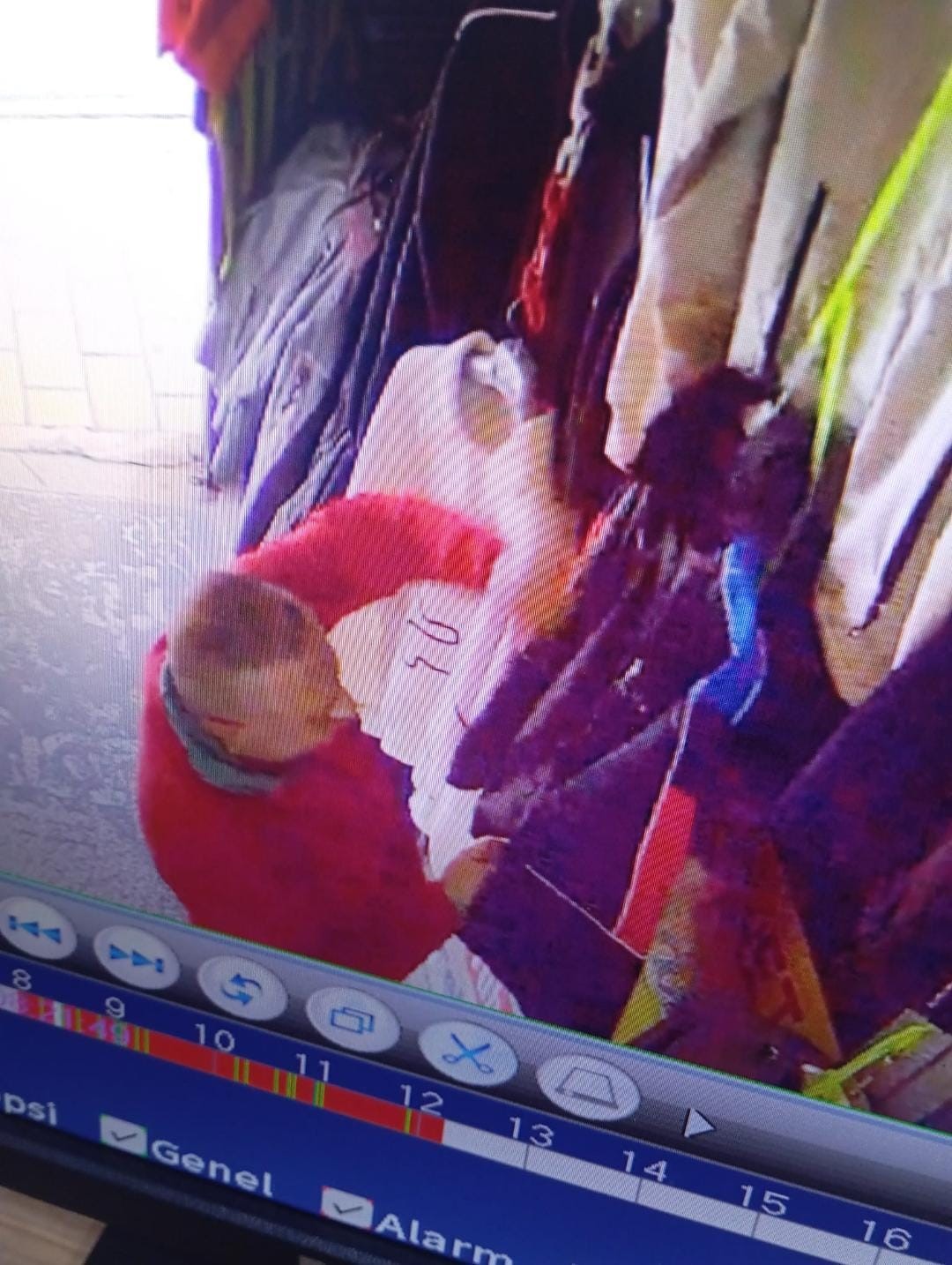 Bir mağazadan mont diğerinden ayakkabı &ccedil;aldı: O anlar kamerada
