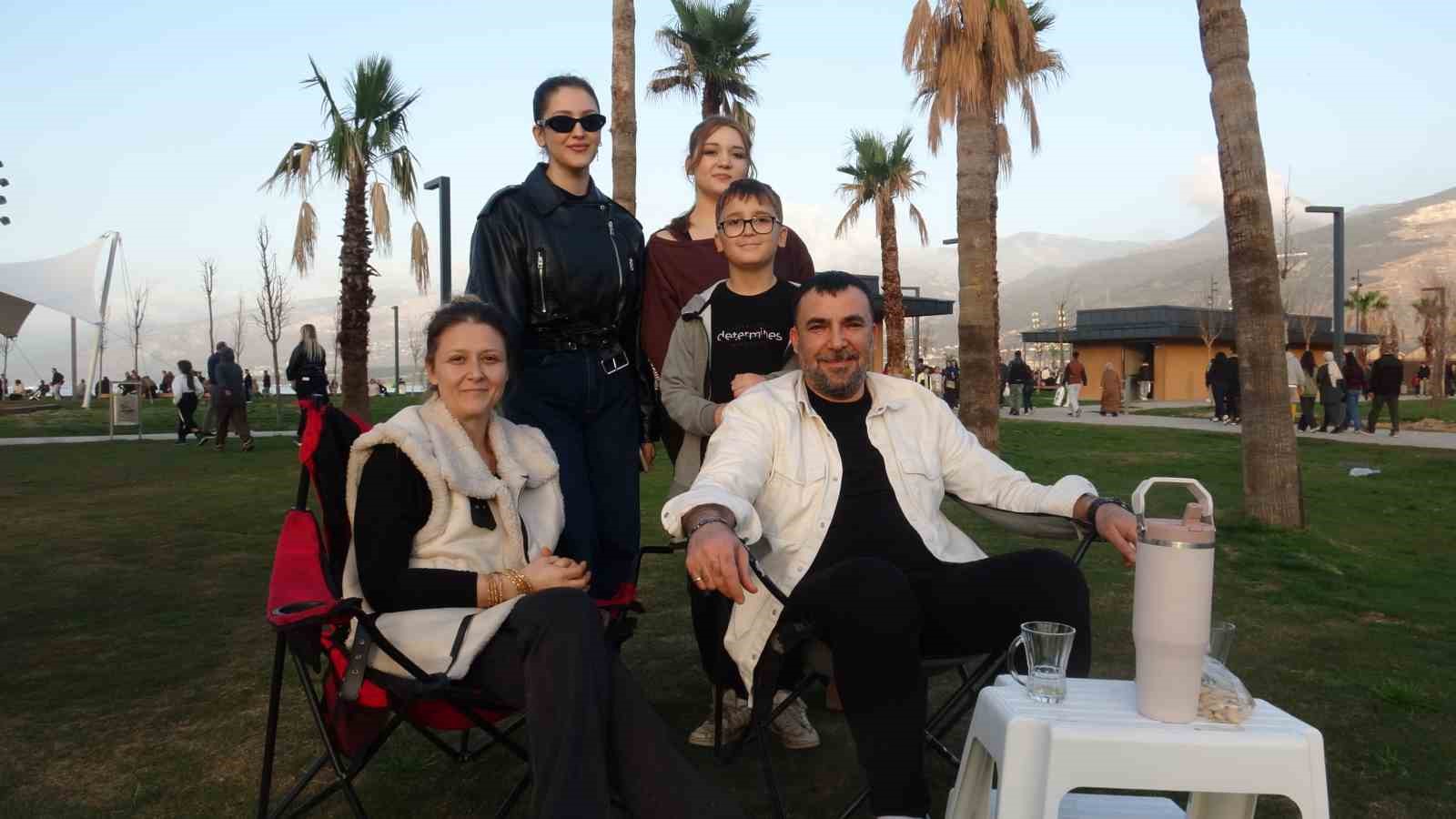 Yağışlı havanın son bulmasını fırsat bilen vatandaşlar İskenderun Sahili&rsquo;ne akın etti
