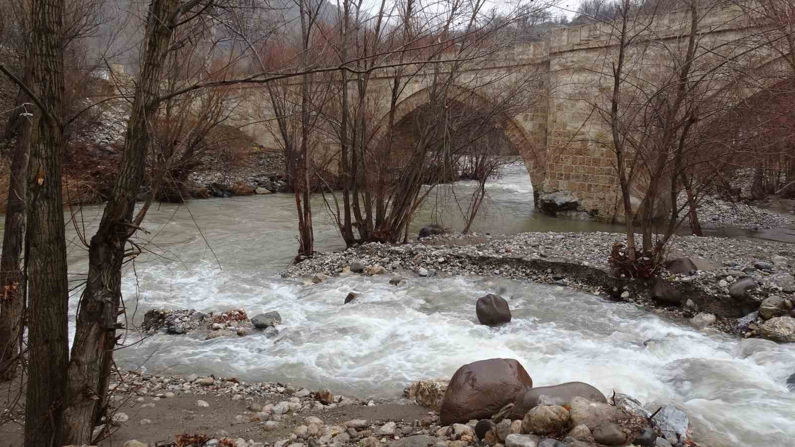 Malatya&rsquo;da sağanak ve kar yağışı dereleri taşırdı
