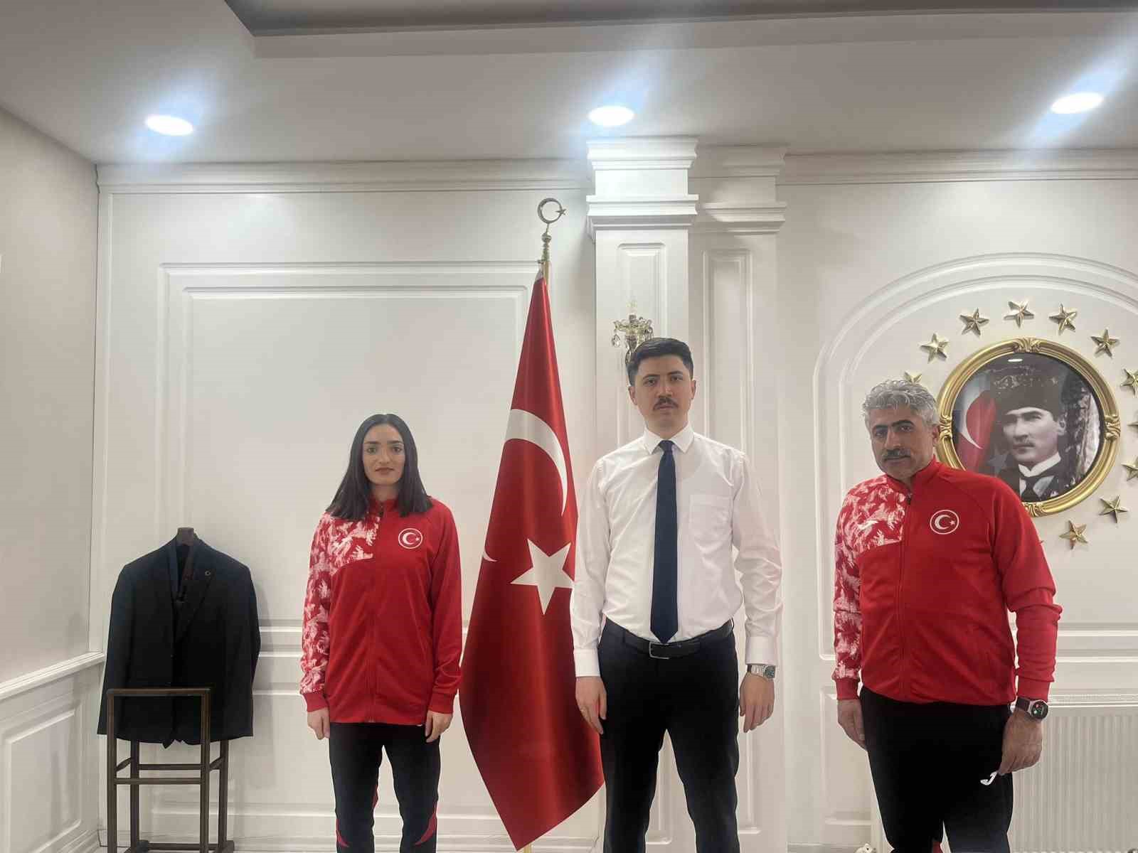 Digor Gençlik ve Spor Müdürü Bahattin İnce ve milli sporcu Tuğba Toptaş’tan, Kaymakam Kahraman’a ziyaret