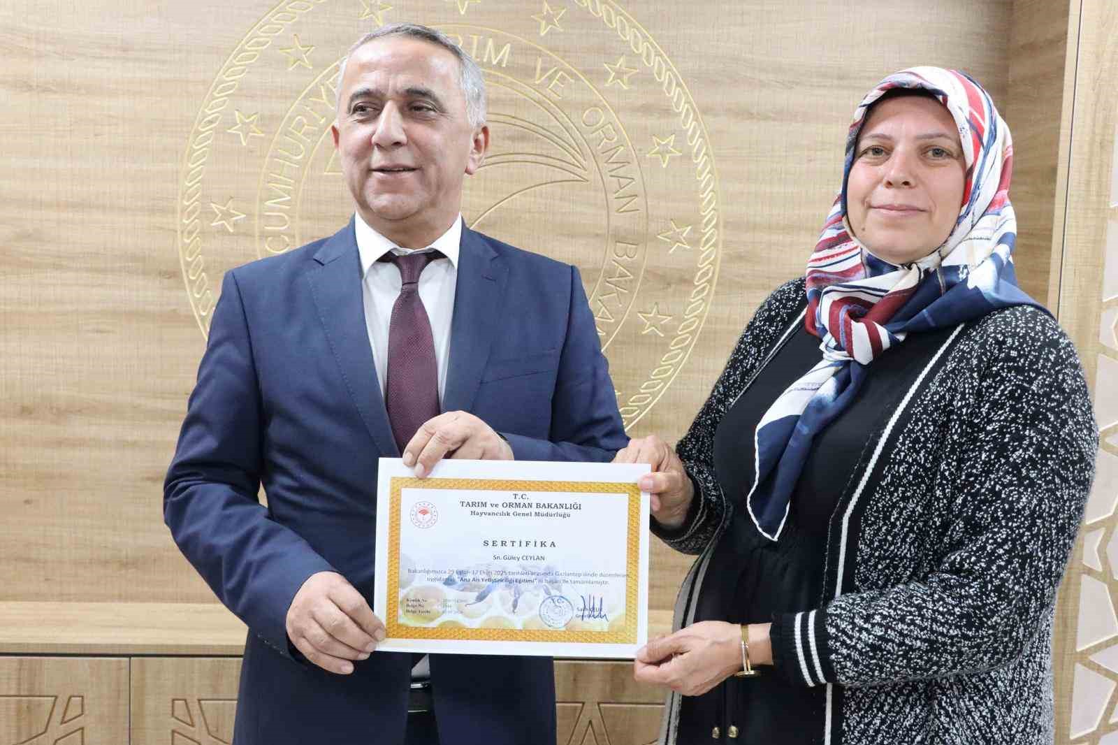 &rsquo;Ana Arı Yetiştiriciliği&rsquo; kursunu başarıyla bitiren kursiyerlere sertifika
