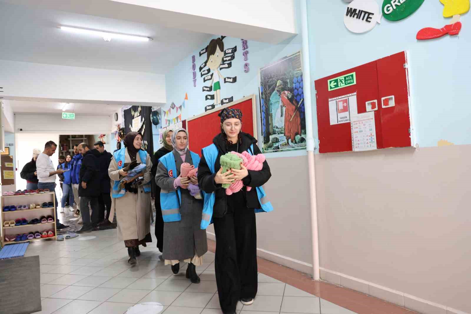 İstanbul&rsquo;dan Elazığ&rsquo;a "Isıtan Eller" projesi ile g&ouml;n&uuml;l k&ouml;pr&uuml;s&uuml;
