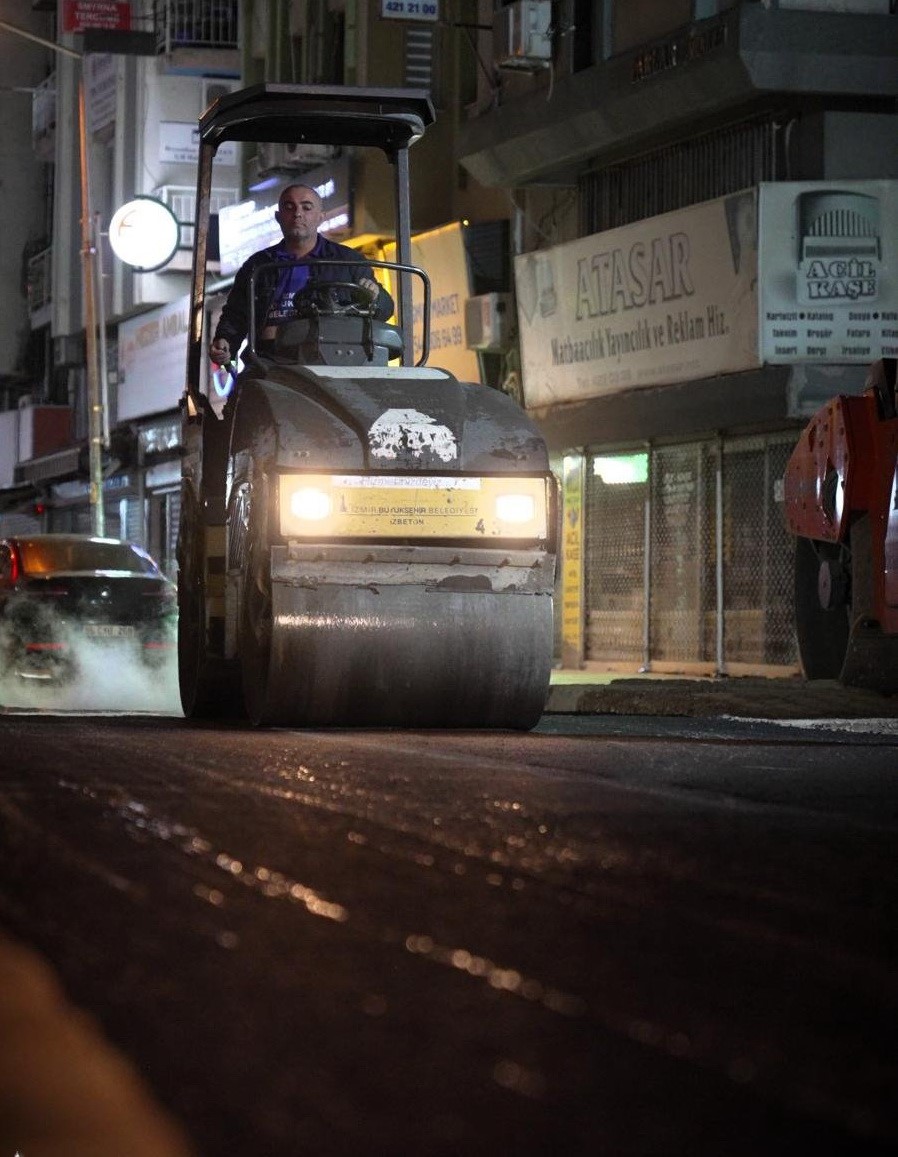 Alsancak&rsquo;ta altyapısı tamamlanan sokaklar asfaltlanıyor
