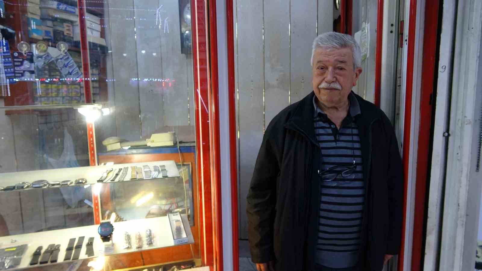 Üç metrekarelik dükkanda 60 yıldır zamana ince ayar veriyor
