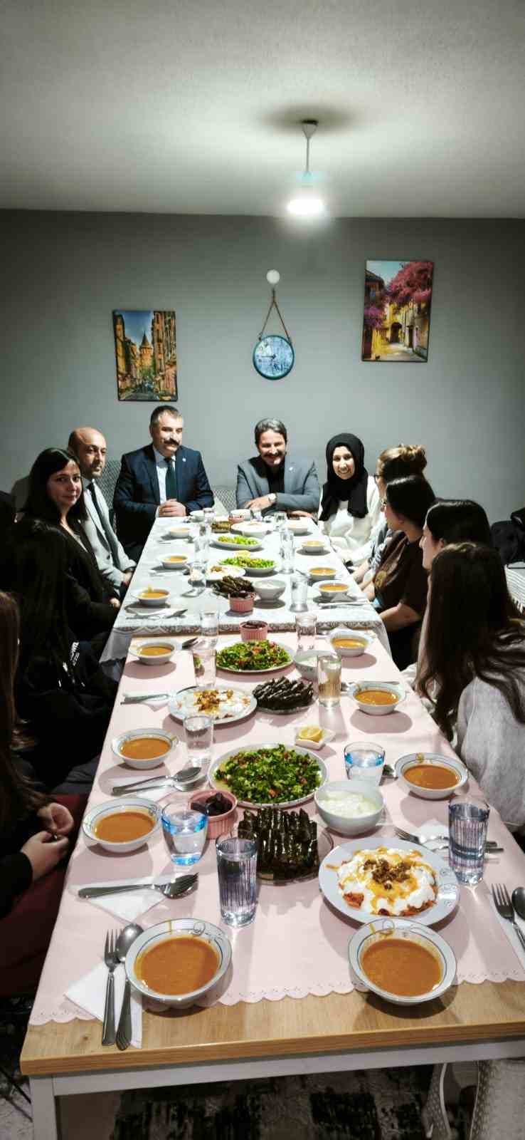 İl m&uuml;d&uuml;rleri, &ccedil;ocukların iftar sofrasına misafir oldu
