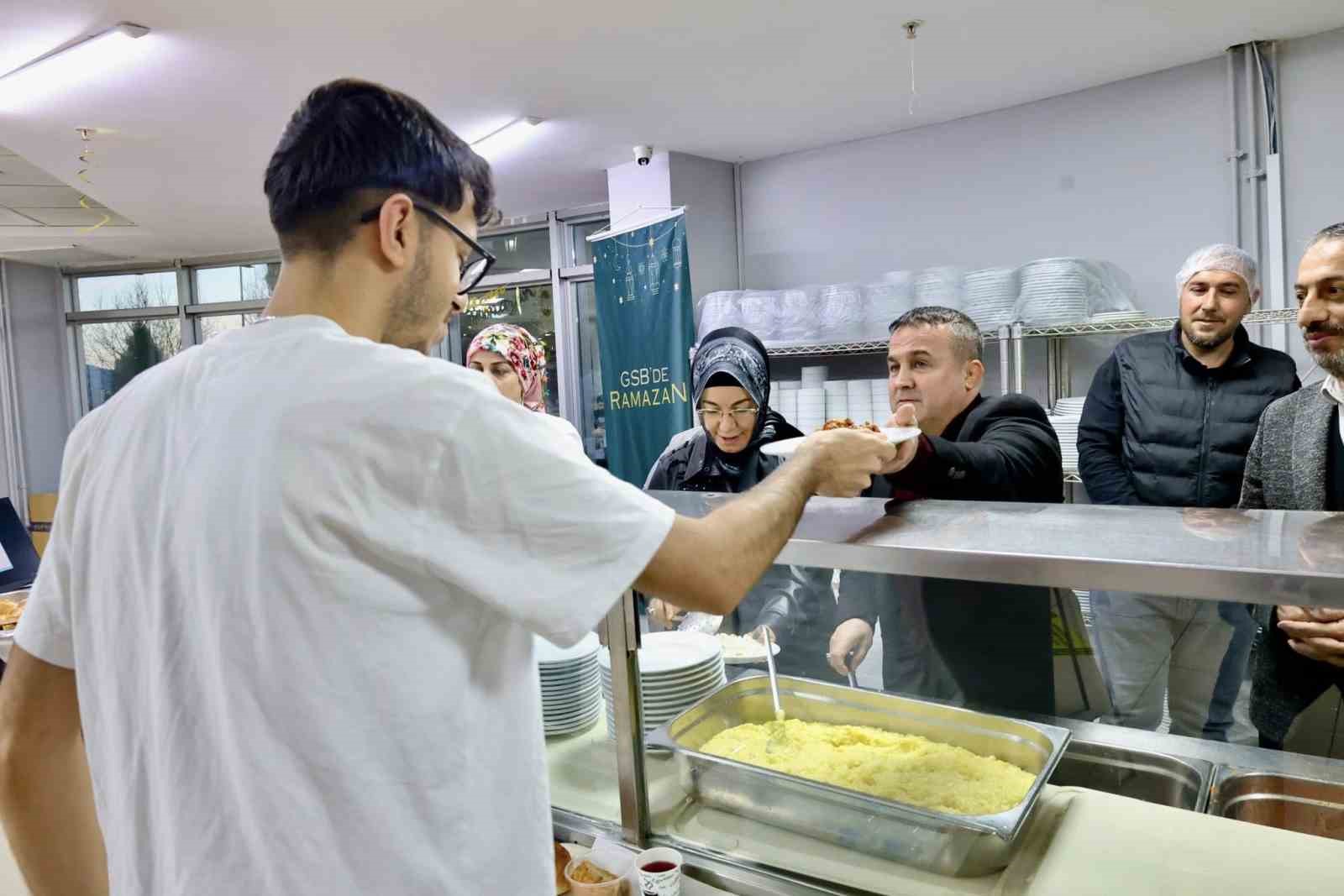 İl Müdürü Ramazan Demir öğrencilere yemek dağıttı