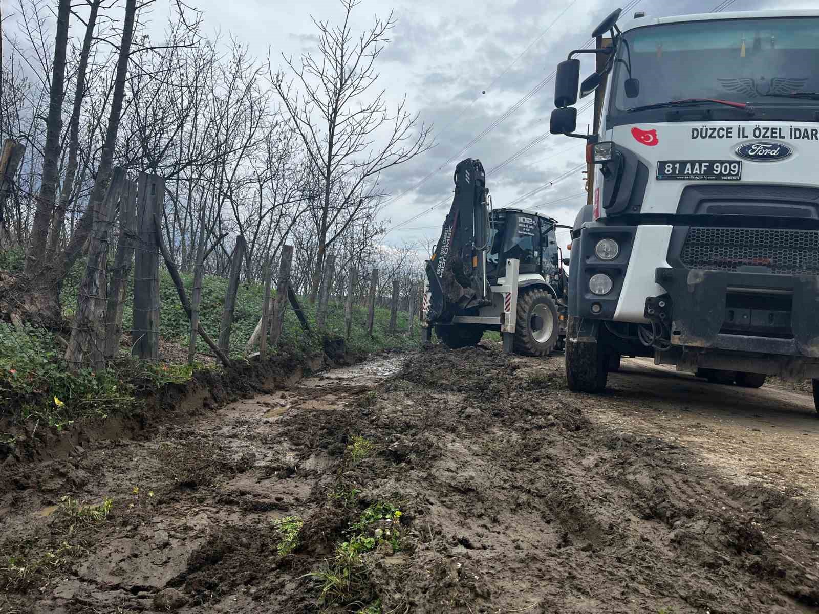 Köy yollarında yağmur suyu çalışması
