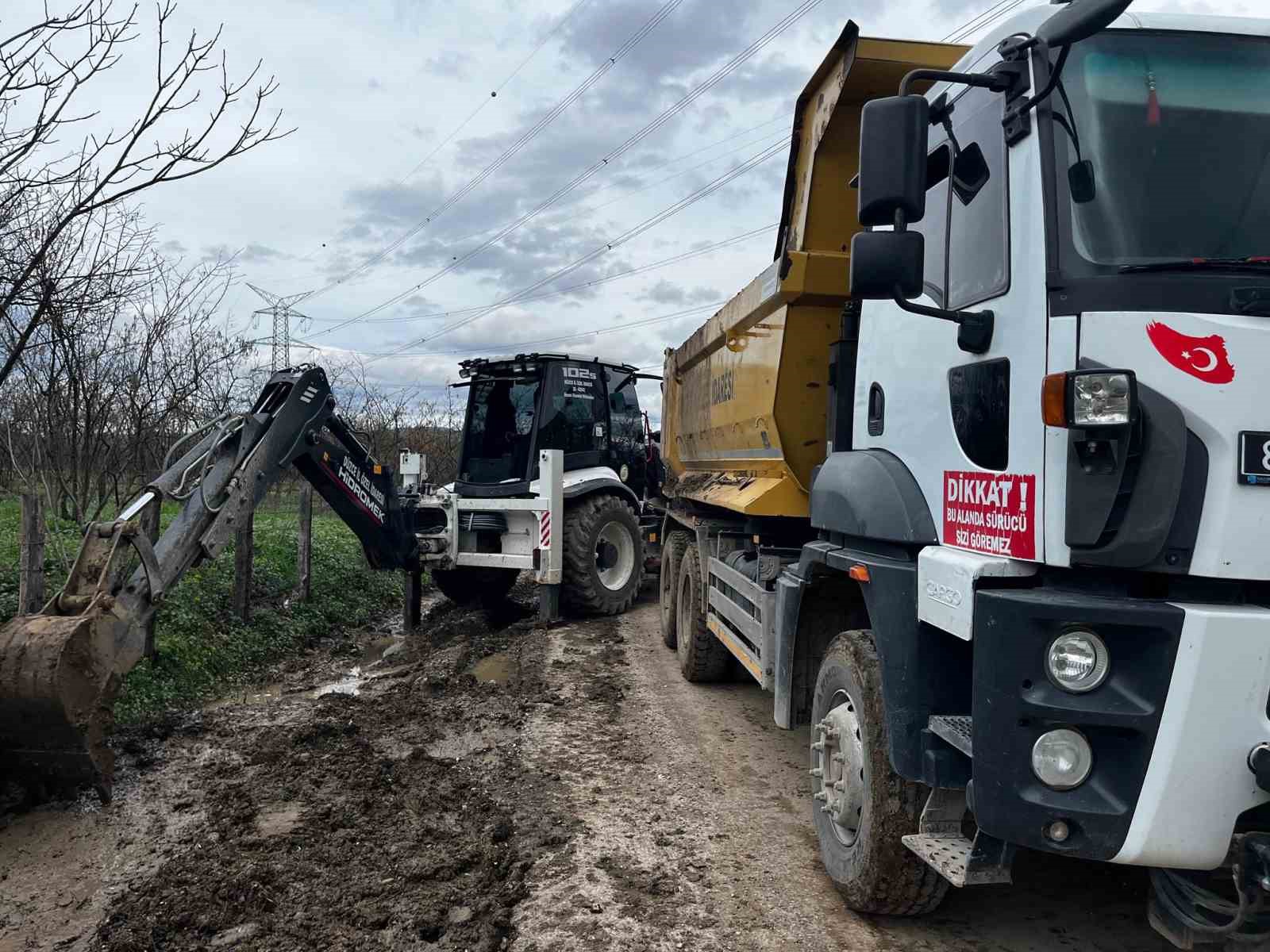 K&ouml;y yollarında yağmur suyu &ccedil;alışması
