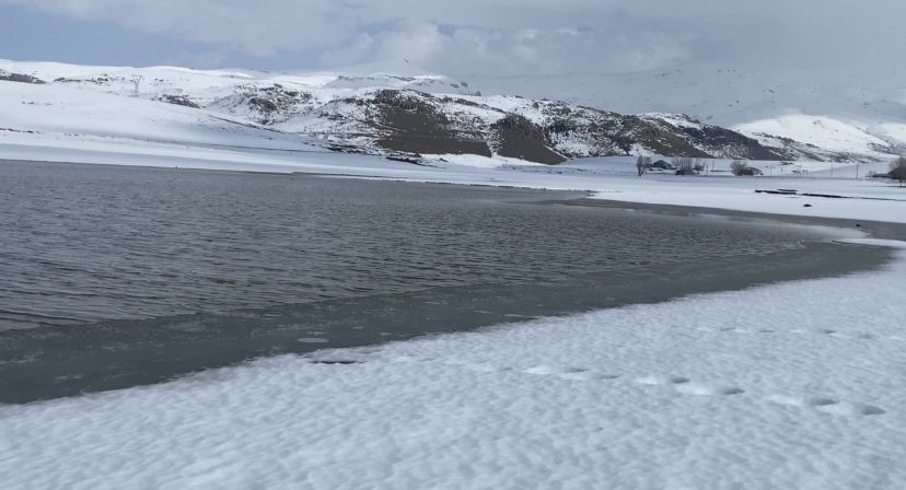 Patnos Barajı, karla &ouml;rt&uuml;l&uuml; dağlar ve mavi rengiyle b&uuml;y&uuml;ledi
