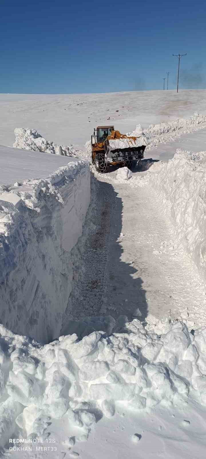 Karlıova’da 2 metreyi aşan karla mücadele