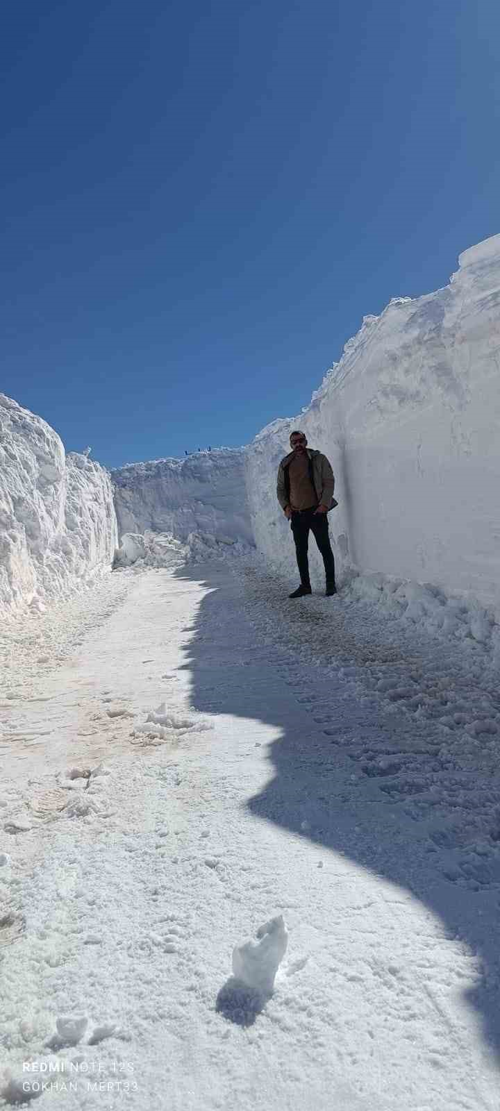 Karlıova&rsquo;da 2 metreyi aşan karla m&uuml;cadele
