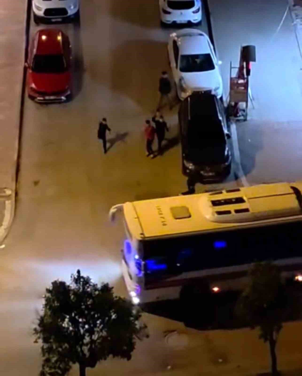 Otob&uuml;se turun&ccedil; fırlattılar
