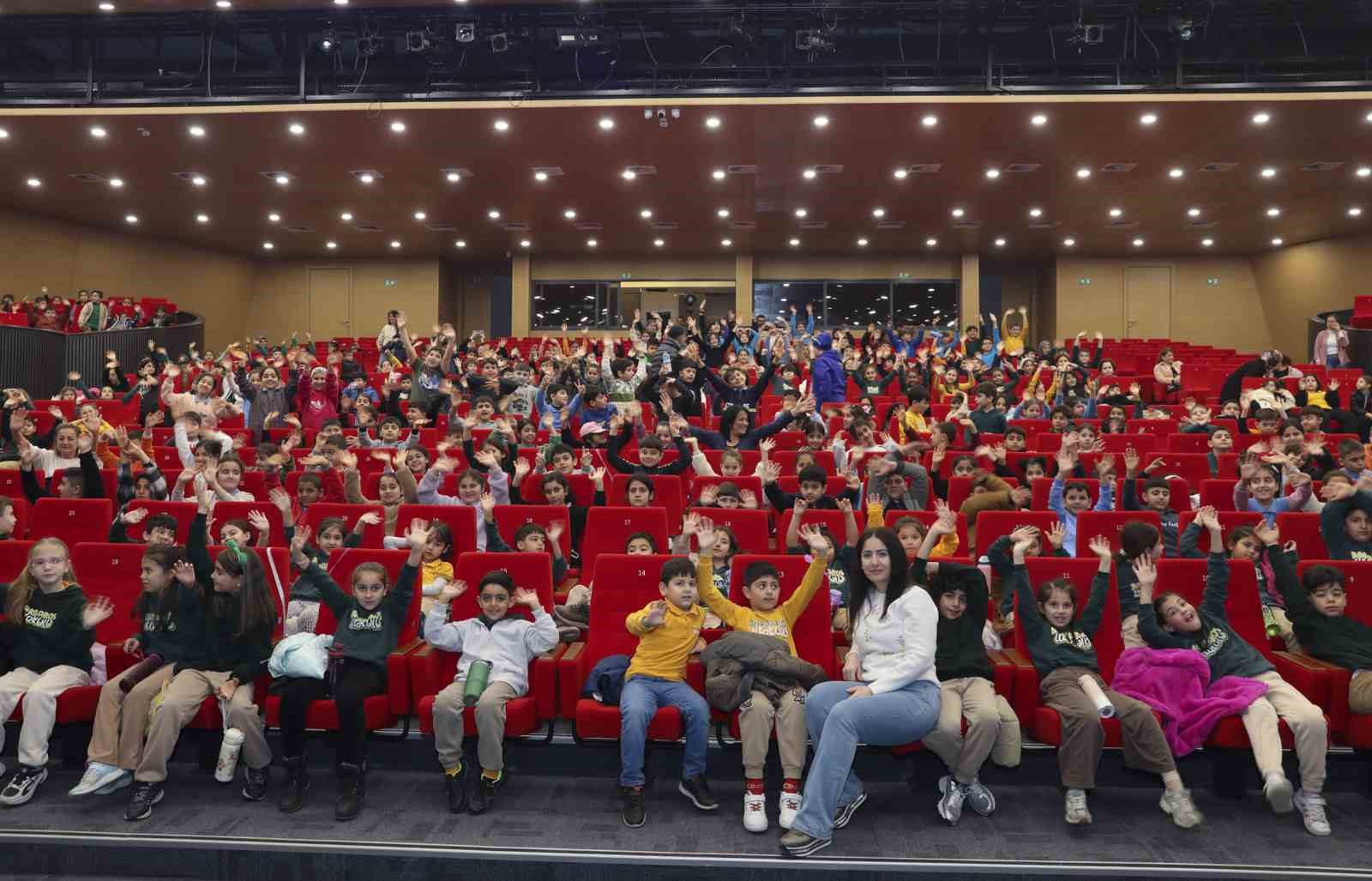 Mersin Şehir Tiyatrosuna k&uuml;&ccedil;&uuml;k ellerden b&uuml;y&uuml;k alkış
