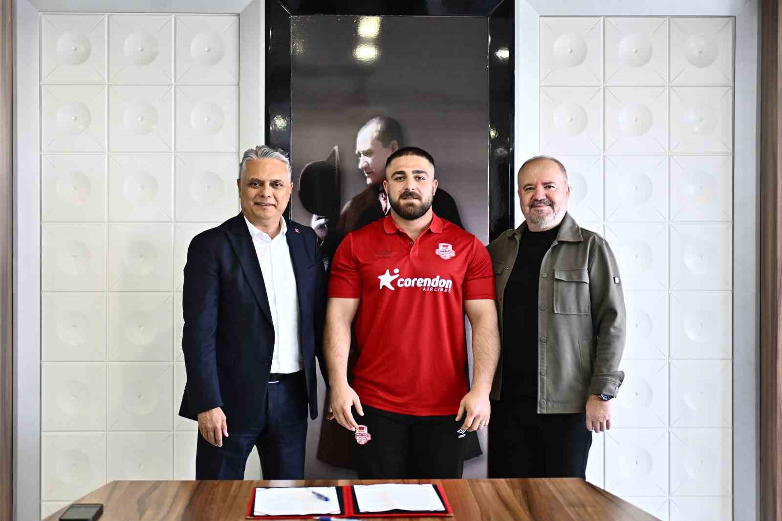 Muratpaşa Belediyesi, Başpehlivan Osman Kan ile sözleşme imzaladı