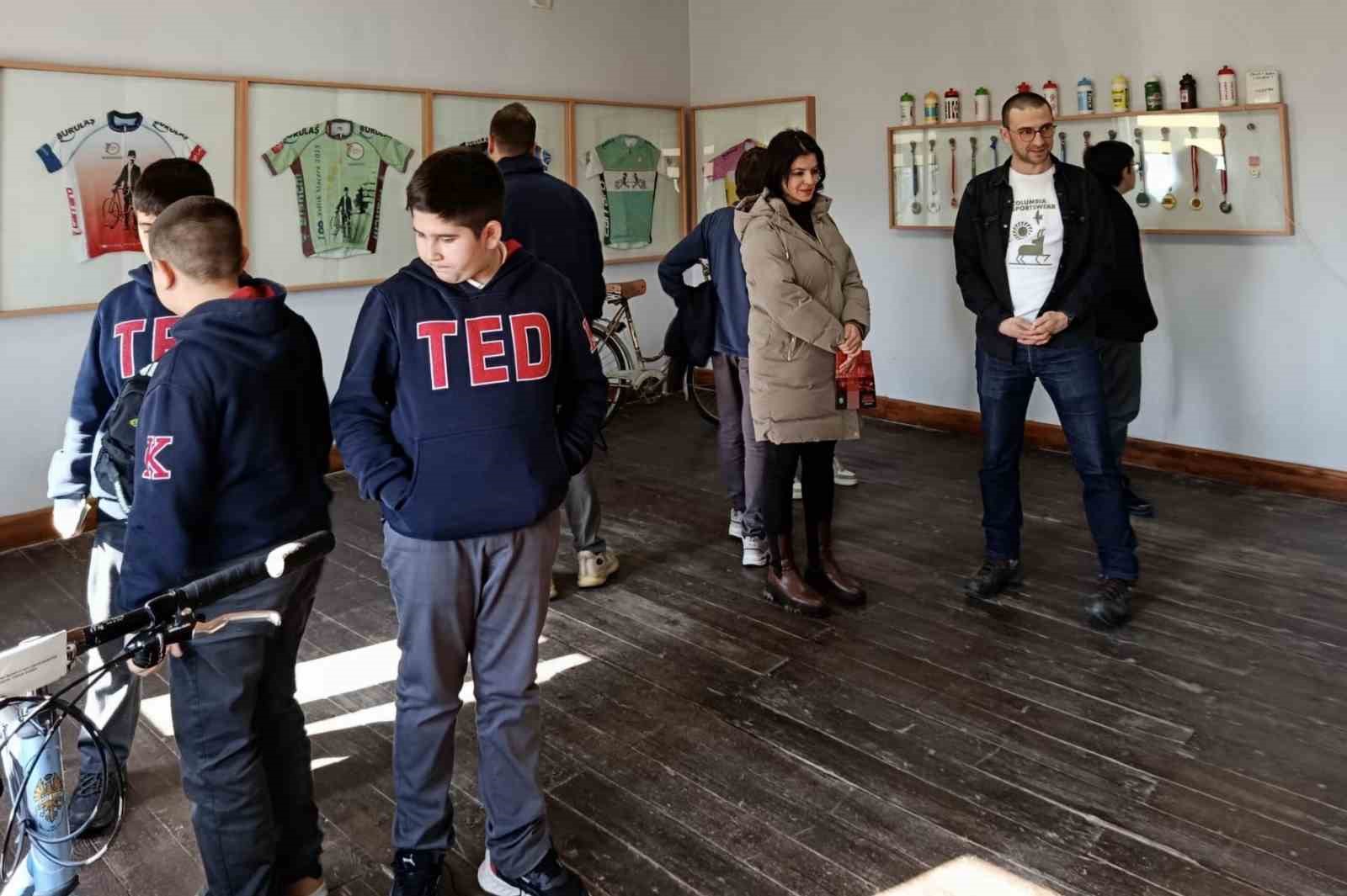 &Ouml;ğrenciler Ertan Ay&ccedil;etin bisikletevi&rsquo;nde Mysia yolları&rsquo;nı tanıdı
