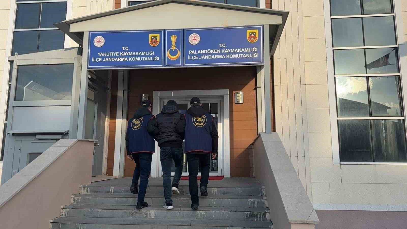 Aranan şahıslar Jandarmadan ka&ccedil;amadı
