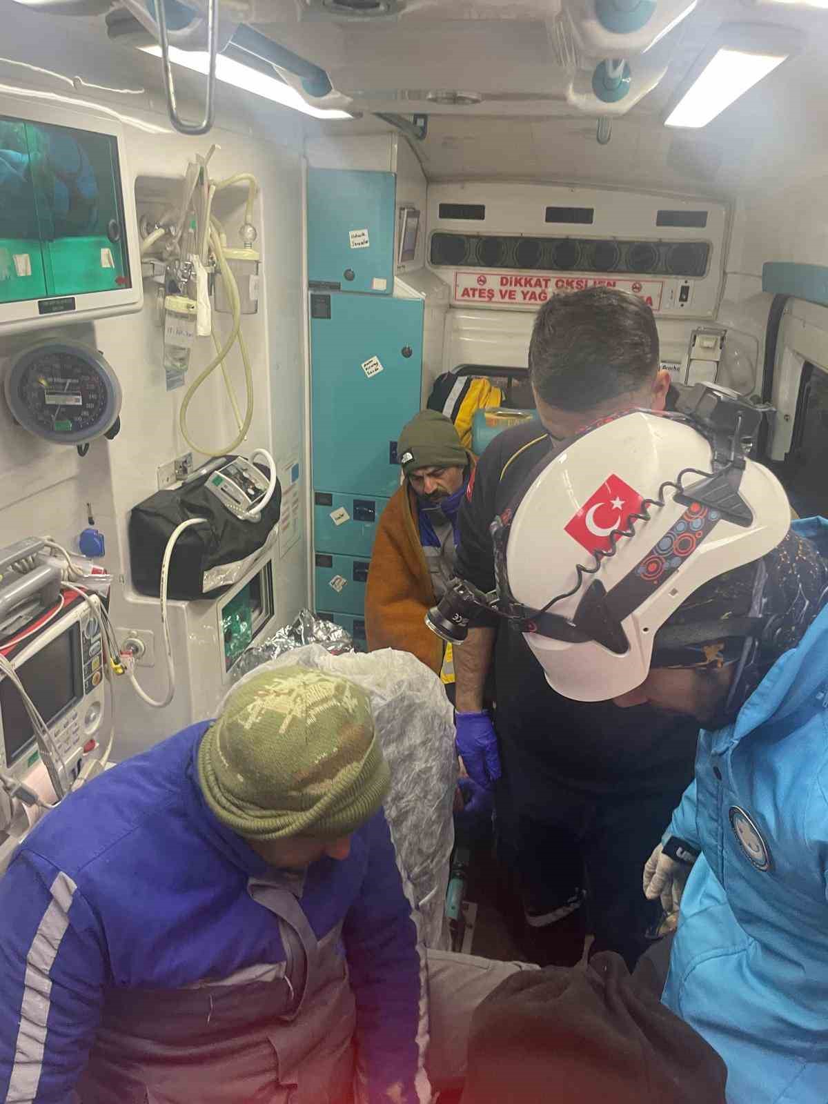 Mahsur kalarak donma tehlikesi ge&ccedil;iren 3 iş&ccedil;iyi ekipler kurtardı
