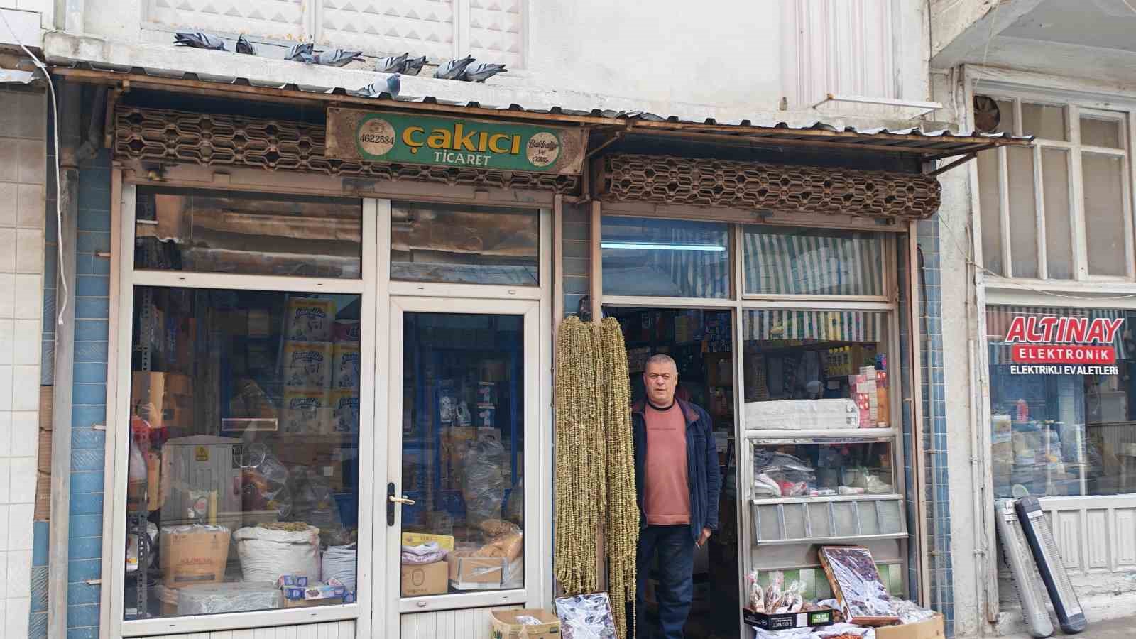 Balkonunu kuşlara sofra yaptı: Demircili esnaftan örnek davranış