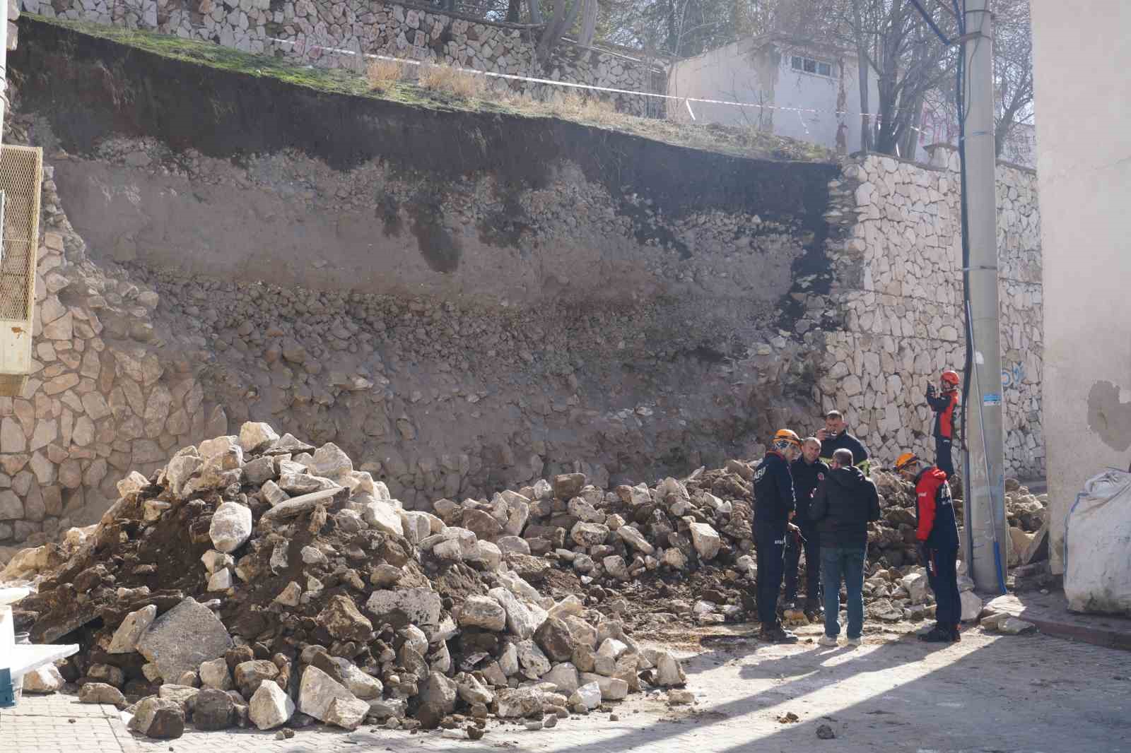 Niğde Kalesi&rsquo;nde &ccedil;&ouml;ken istinat duvarının molozu kaldırılıyor
