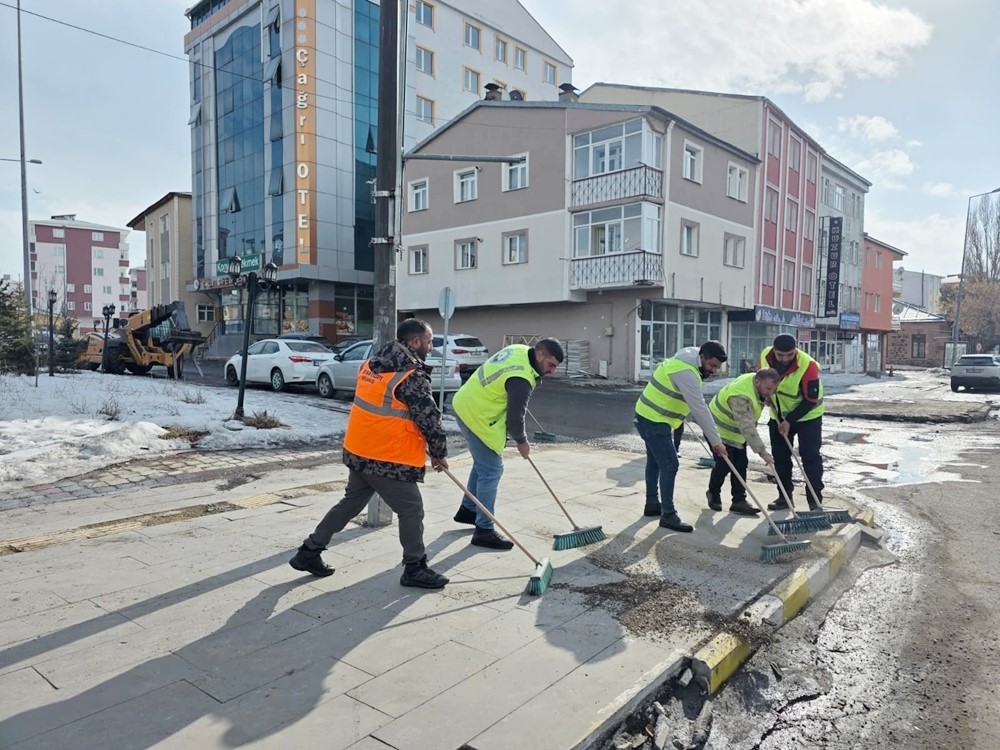 Başkan Demir&rsquo;den temizlik &ccedil;ağrısı; "Ardahan hepimizin"
