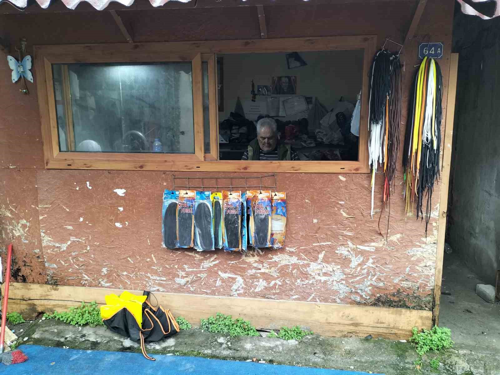 Köyceğiz’in son ayakkabı ustası, emekli oldu ama mesleğini bırakamadı