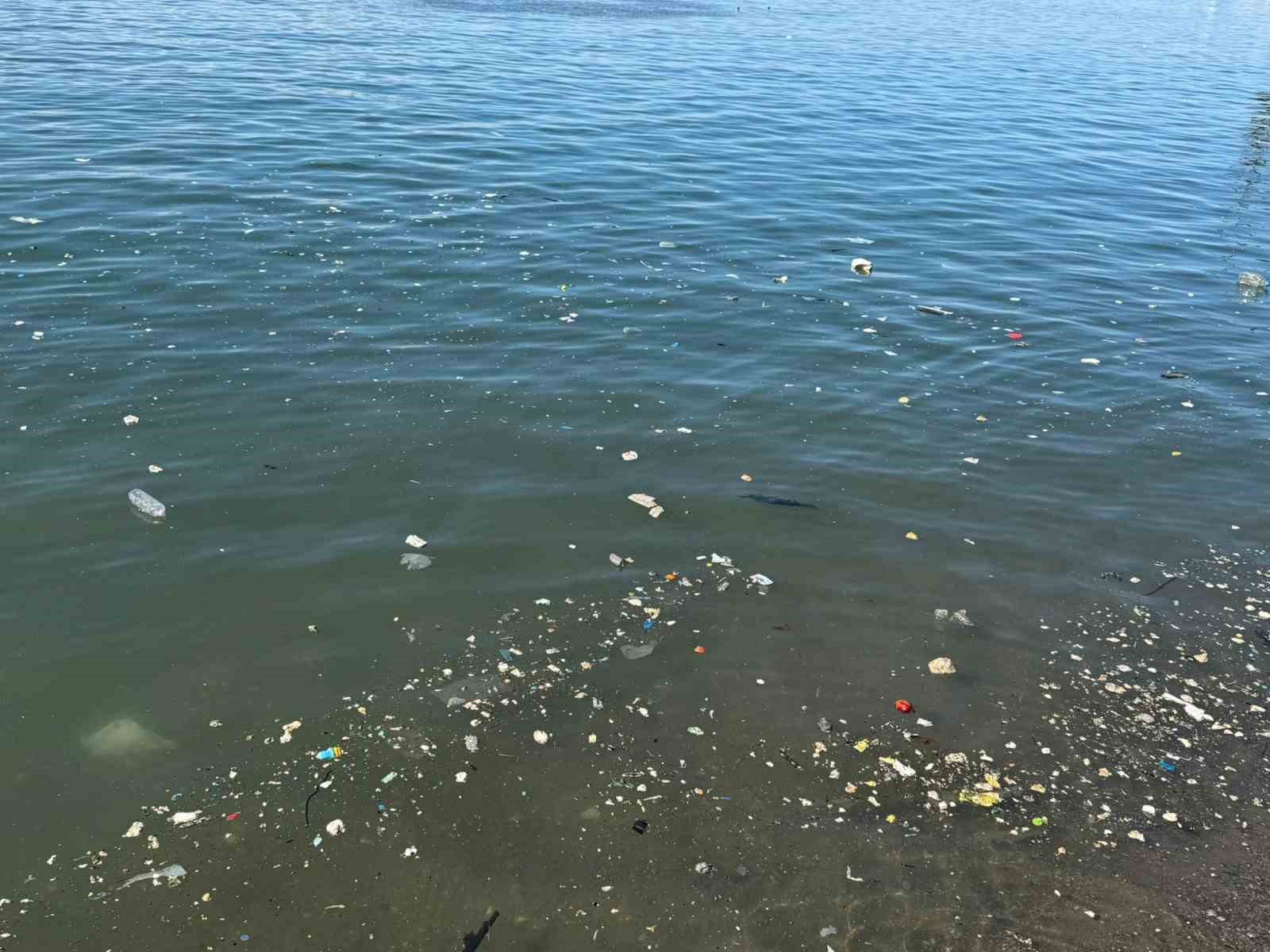 Zonguldak sahilinde çöp tepkisi