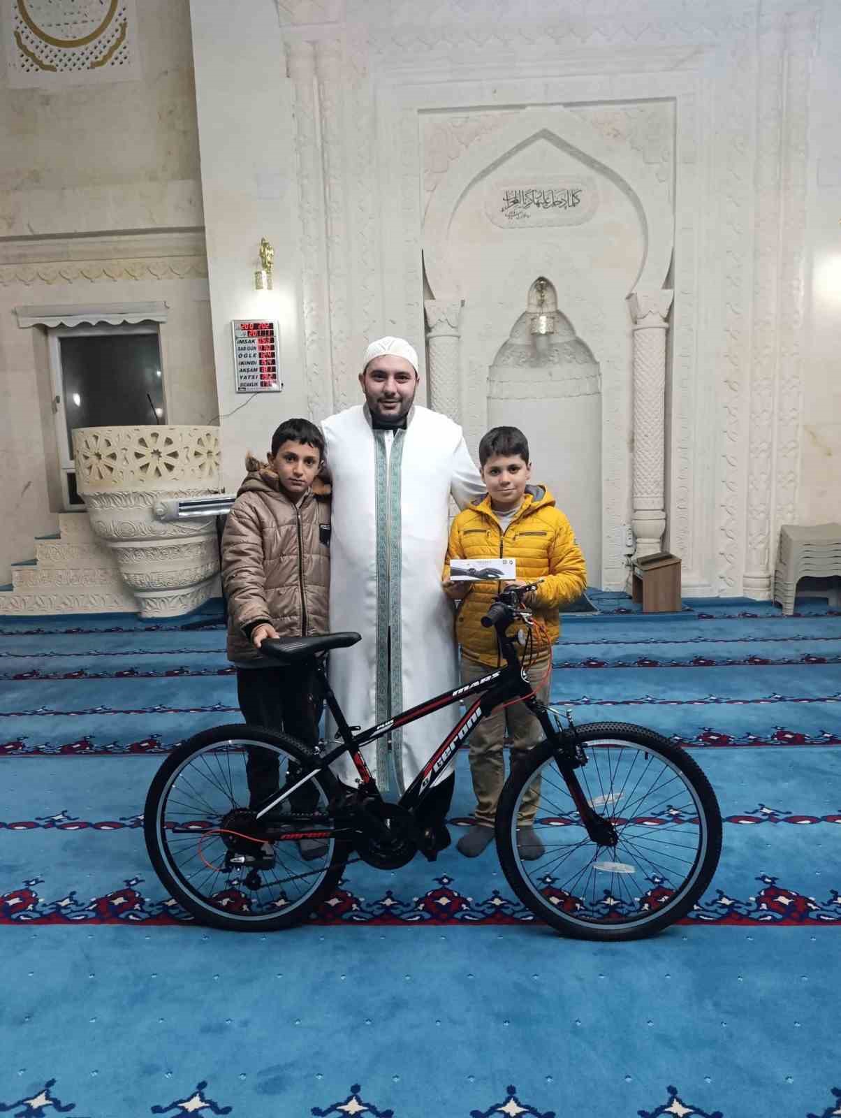 &Ccedil;ermik&rsquo;te başarılı &ouml;ğrencilere bisiklet ve akıllı saat hediye edildi
