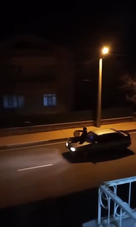Aracın &uuml;zerine &ccedil;ıkan davulcu mahalleliyi sahura b&ouml;yle uyandırdı
